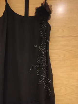 Vestido de fiesta negro con pedrería