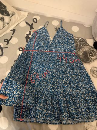 Vestido azul con vuelo