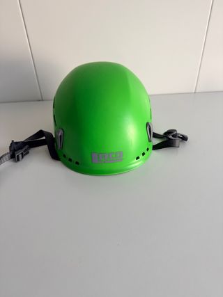 Casco de escalada verde