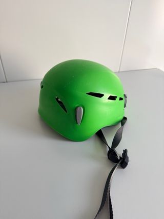 Casco de escalada verde
