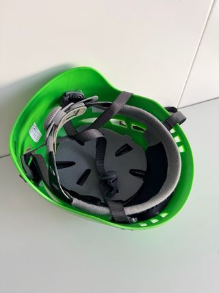 Casco de escalada verde