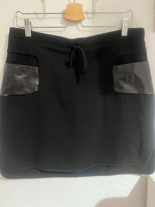 Falda negra con bolsillos de cuero
