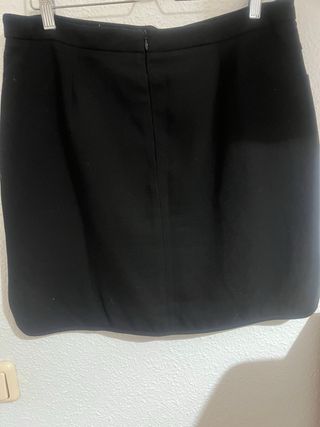 Falda negra con bolsillos de cuero