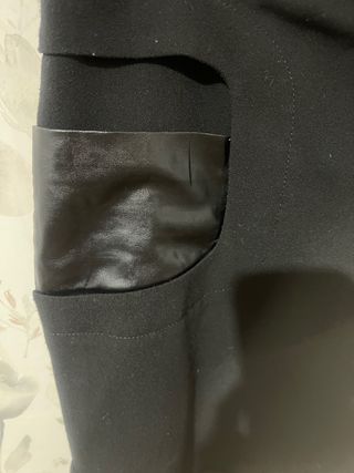 Falda negra con bolsillos de cuero