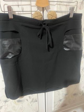 Falda negra con bolsillos de cuero