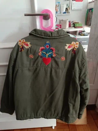 Chaqueta verde con parches de colibrí y flor