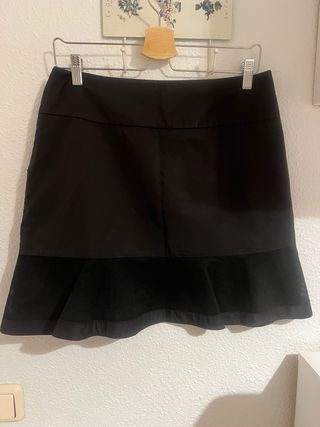 Falda negra con detalles de rejilla