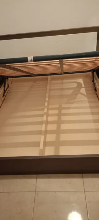 Cama de madera con mesitas de noche