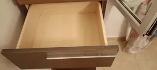 Cama de madera con mesitas de noche