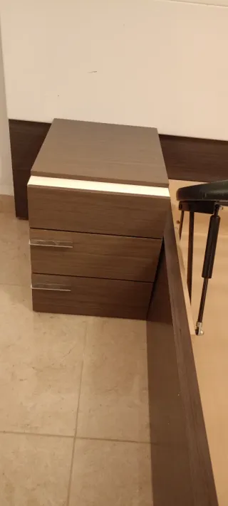 Cama de madera con mesitas de noche