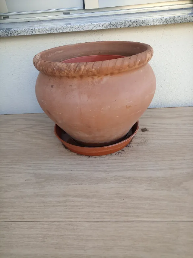 Macetero de barro grande