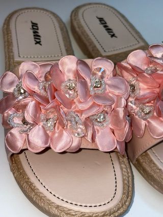 Sandalias de flores rosas y beige