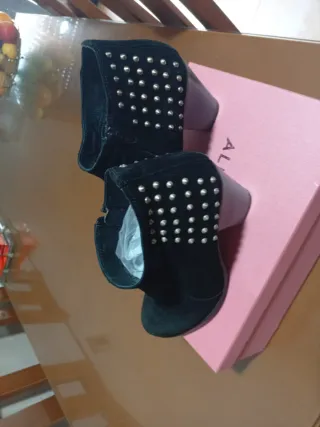 Botines negros con tachuelas plateadas