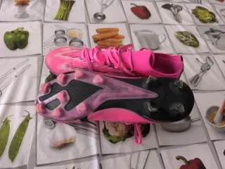 Botas de fútbol rosas número 45