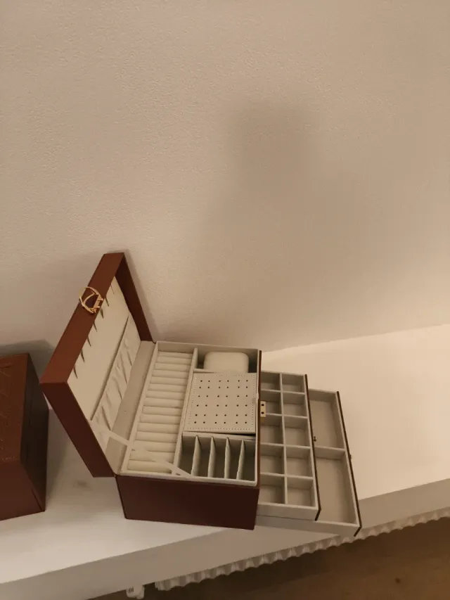 Portagioie marrone con scomparti