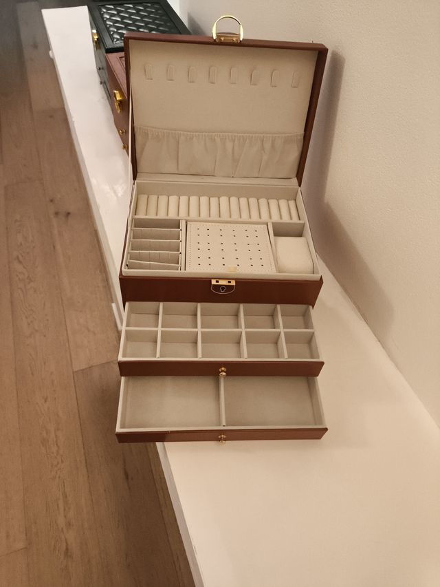 Portagioie marrone con scomparti