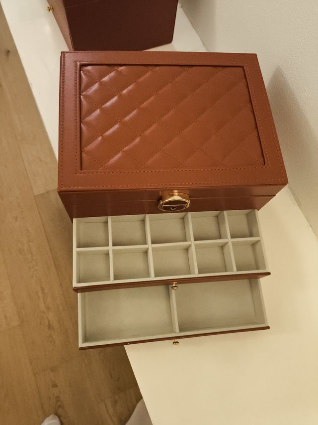 Portagioie marrone con scomparti