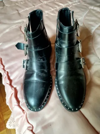 Botines negros con tachuelas y hebillas
