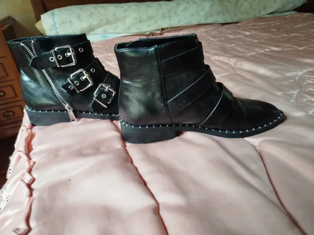 Botines negros con tachuelas y hebillas