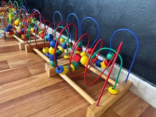 Ábaco de madera con cuentas de colores