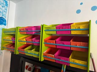 Estantería infantil con cubos de tela