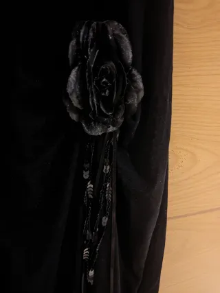 Vestido negro fiesta con flor