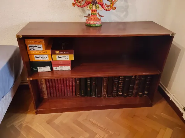 Mueble de madera marrón