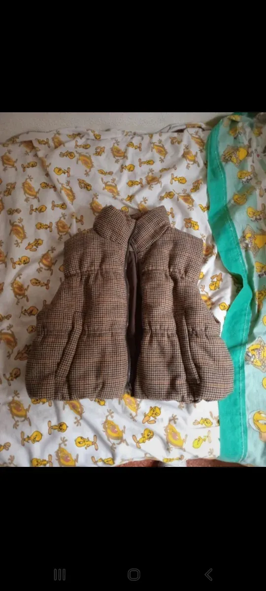 Chaleco acolchado cuadros beige y marrón