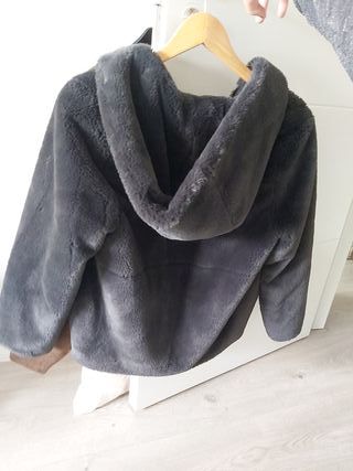 Abrigo de pelo gris con capucha