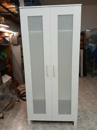 Armario blanco con puertas de cristal