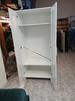 Armario blanco con puertas de cristal