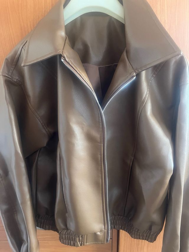 Chaqueta marrón efecto piel
