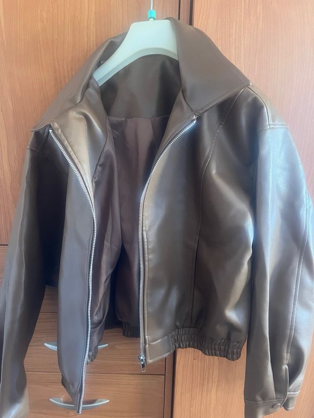 Chaqueta marrón efecto piel