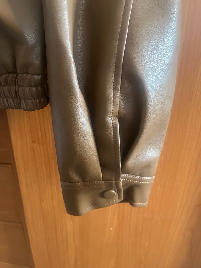 Chaqueta marrón efecto piel