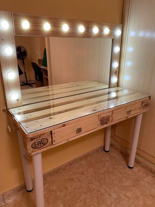 Tocador de madera con espejo y luces