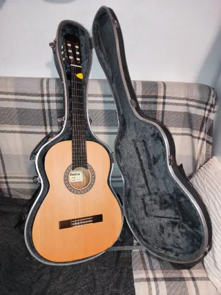 Estuche Rígido Guitarra Gris prácticamente nuevo.