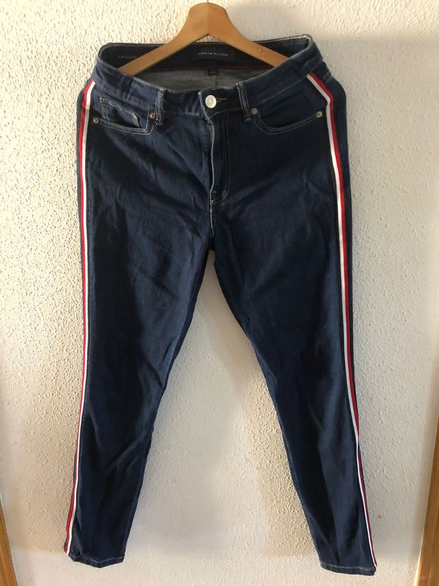Pantalón Tommy Hilfiger azul con rayas