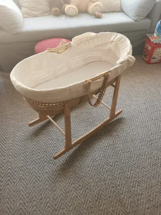 Moisés madera y rafia + sábanas y colchon