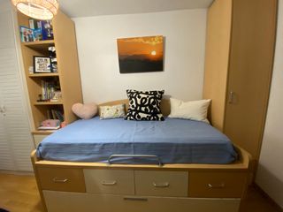 Escritorio con cajones y estantería