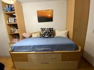 Escritorio con cajones y estantería