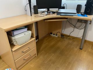 Escritorio con cajones y estantería