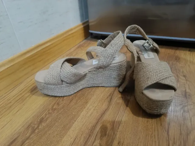 Sandalias cuña beige