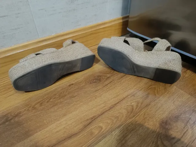 Sandalias cuña beige