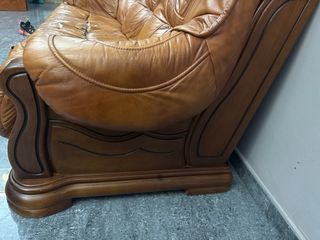 Sofá  y sillones de cuero y madera maciza