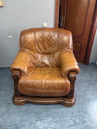 Sofá  y sillones de cuero y madera maciza