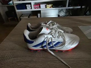 Botas de fútbol Adidas blancas y azules