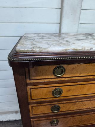 Mueble cajonero antiguo de madera. Calidad