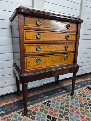 Mueble cajonero antiguo de madera. Calidad