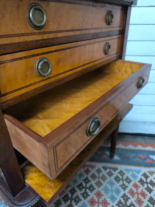 Mueble cajonero antiguo de madera. Calidad