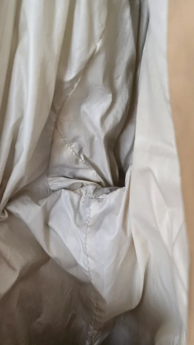 Cazadora acolchada beige con capucha